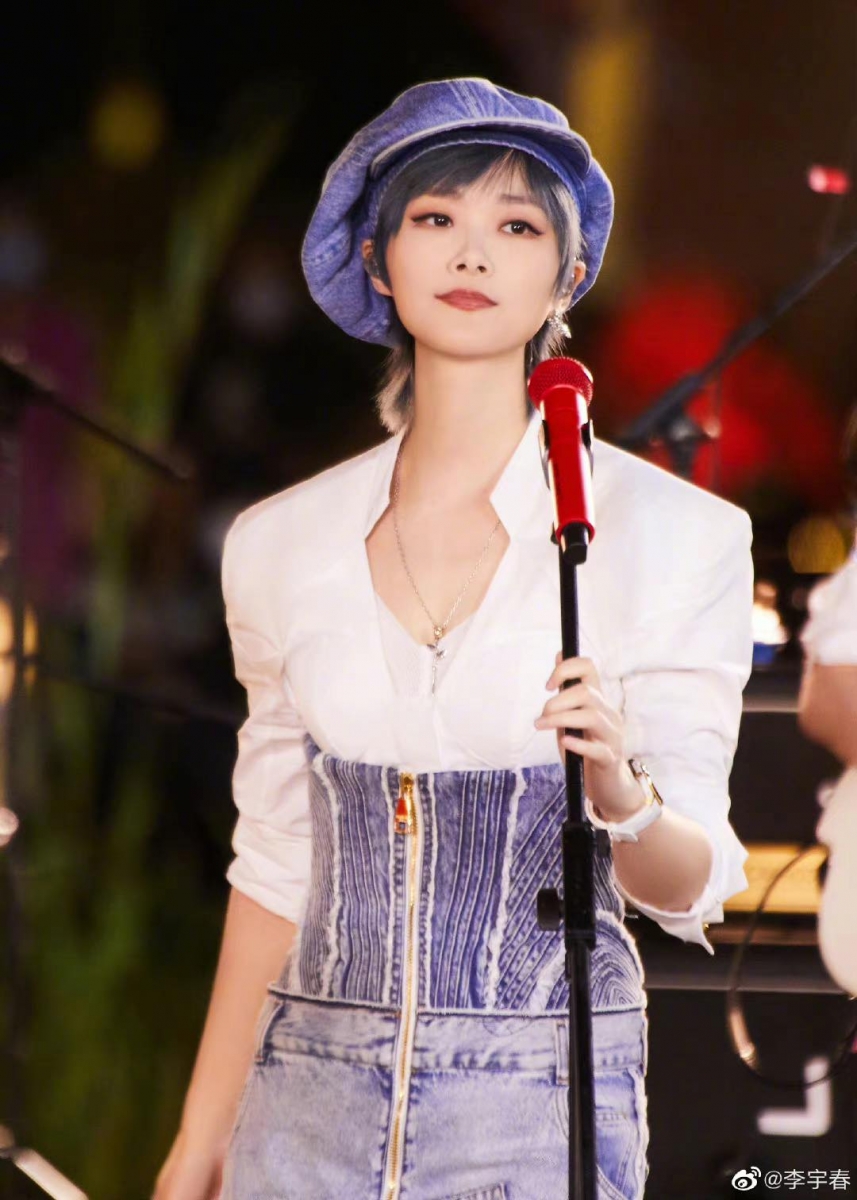 这一刻开始她开始期待自己再老一点，老到没有人记得她，认得她「那时的我或许会更自由一点」。