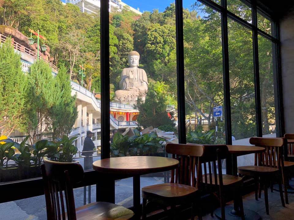 玻璃落地窗可以直接看到雄伟的佛像