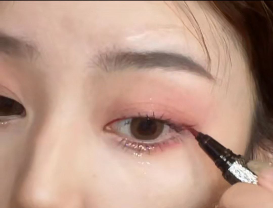 画一条上扬的红色眼线