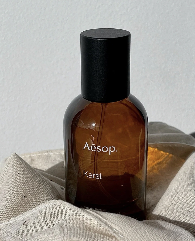 调有清爽的佛手柑、杜松和微微的辛辣香料,种雕饰迷迭香、鼠尾草等绿植香,后调是温暖的木头味。