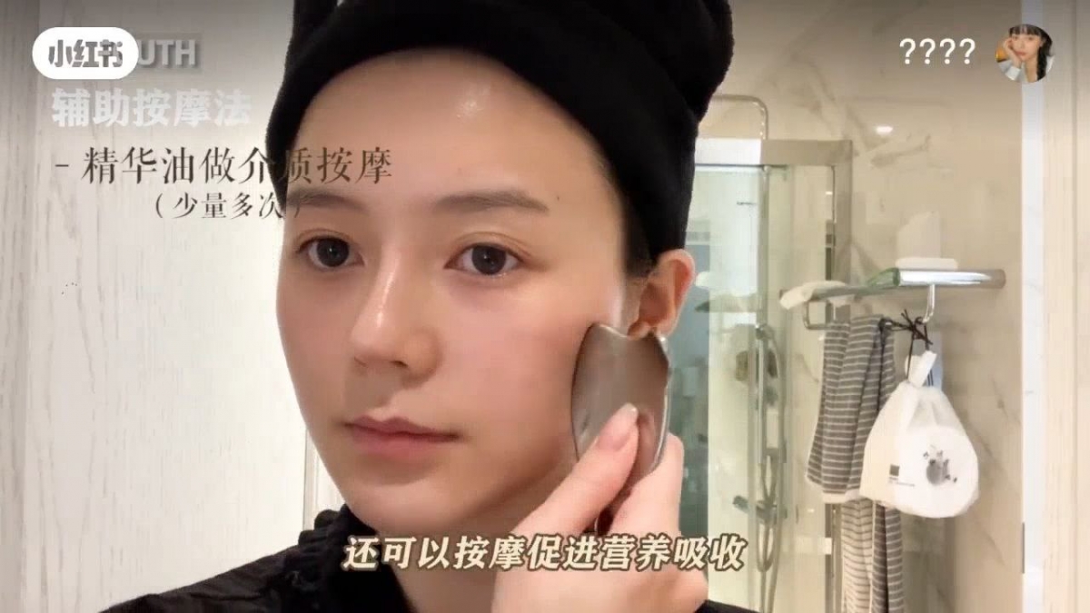 用刮痧板按摩帮助吸收