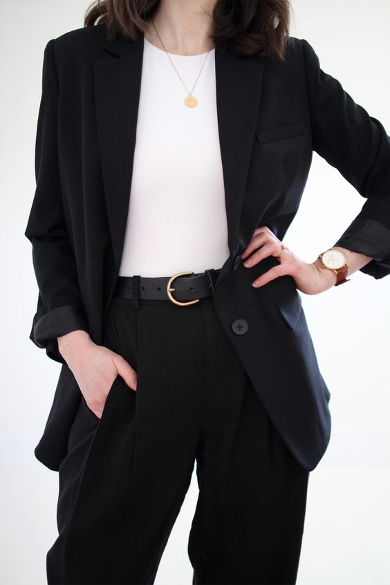 黑色系穿搭技巧：深浅搭配