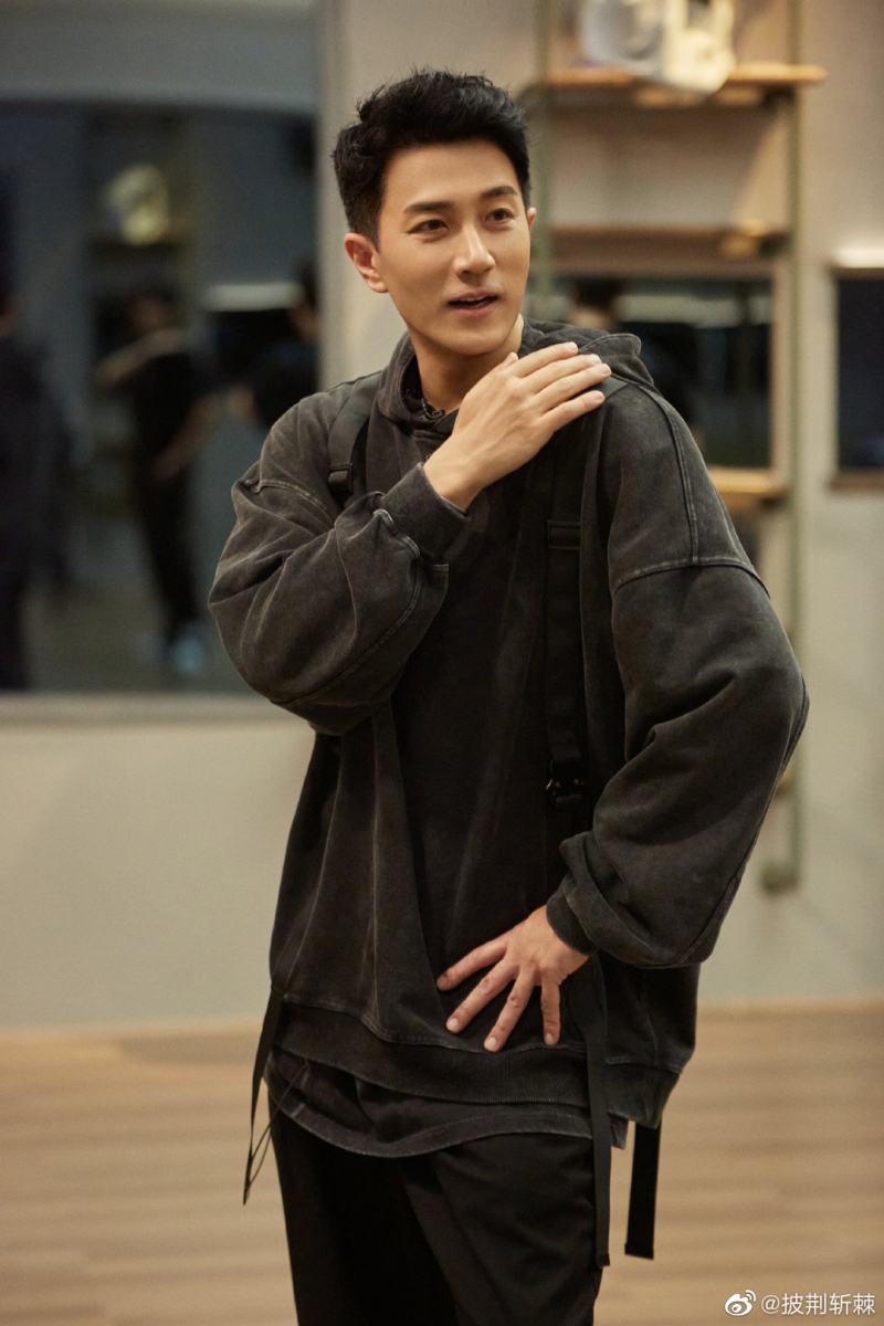 只不过很遗憾的是,刘恺威性格比较“社恐”不主动积极,这才导致他没并第一时间出圈