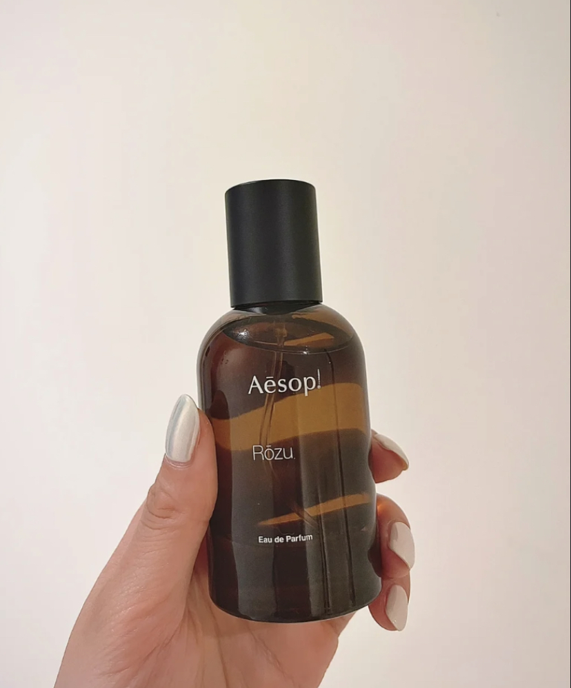 前调是偏向烟熏调的佛手柑、紫苏叶,中调有温柔的日本玫瑰和茉莉花香感,再结合麝香、琥珀和香根草等木质香,温暖的木质掉花香让人超心动的!