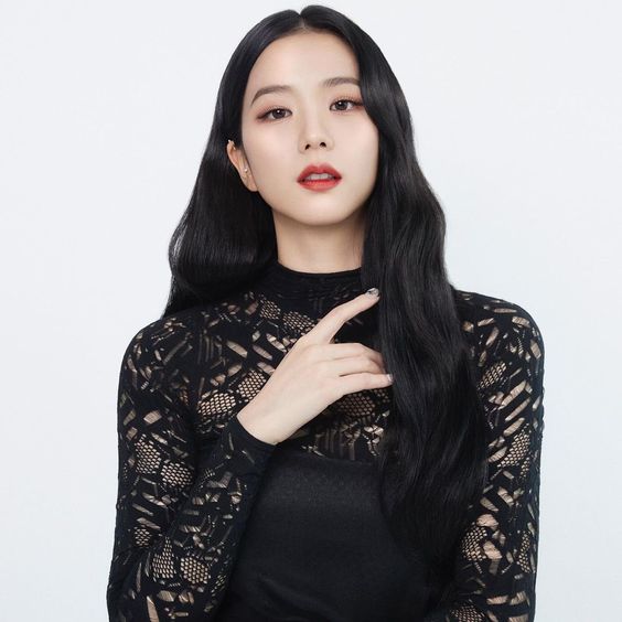 可以选择轻薄或有光泽感的材质，扫去黑色的沉闷