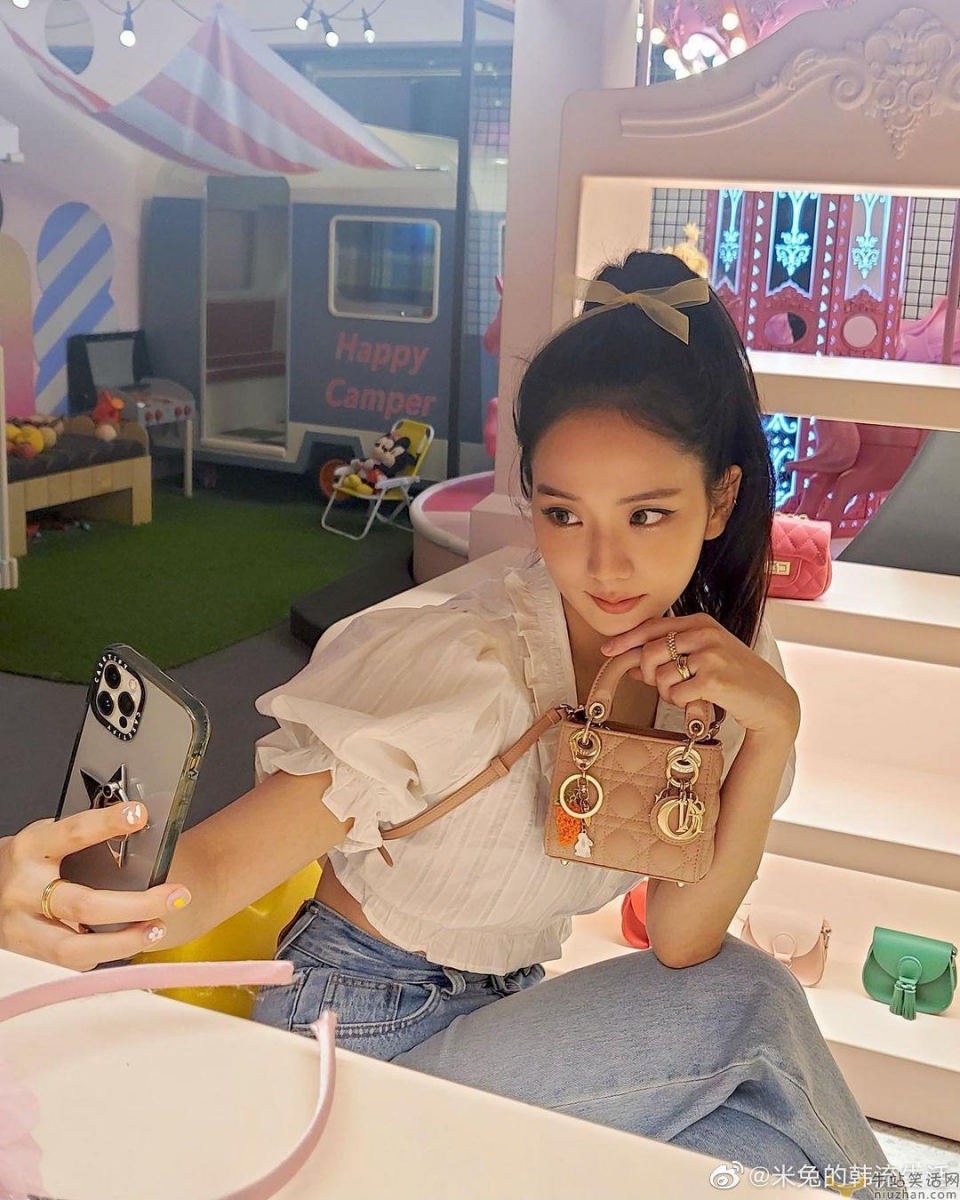 整体看起来就显得少女感十足。各位女孩们,赶紧学起来吧~