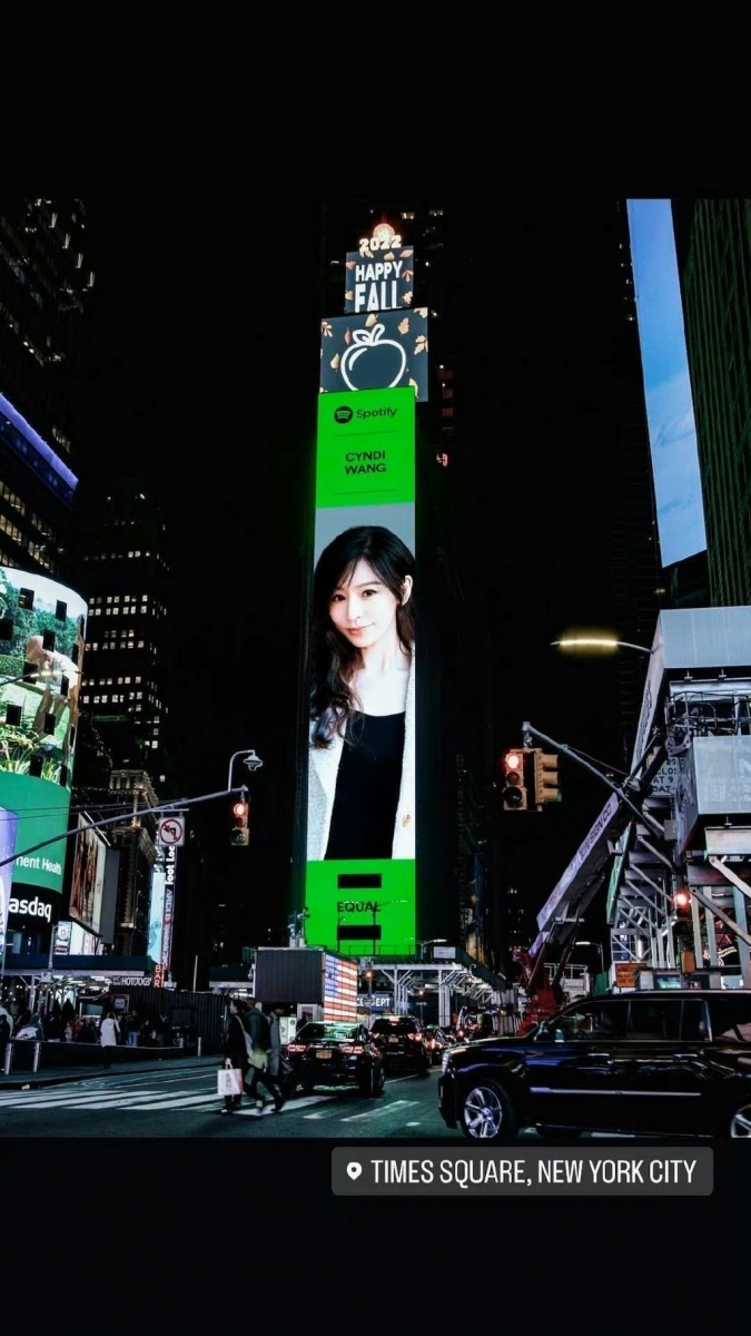 登上纽约时代广场大屏