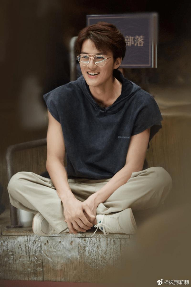 网友还感叹道「真不知道他怎么想的，真是聪明一季，糊涂一时啊！现在只能保佑他别被骂的太惨，自求多福吧！」