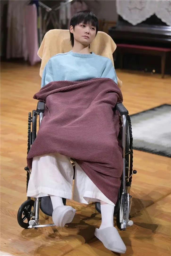 我的房子就像一个城堡，但我却躺在医院的病床上