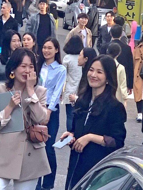 网民大赞宋慧乔“本人真实身材和颜值都十分惊人,更大赞宋慧乔本人比照片和电视上看更美~
