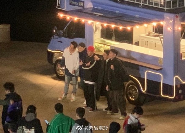 哥哥们再也不是经营一家店，而是一辆流动餐车