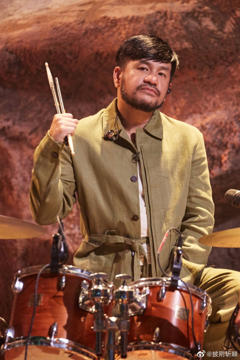 吴克群阵营是张震岳和郑钧出战，选曲被爆料是二人的代表作《爱我别走》和《回到拉萨》～