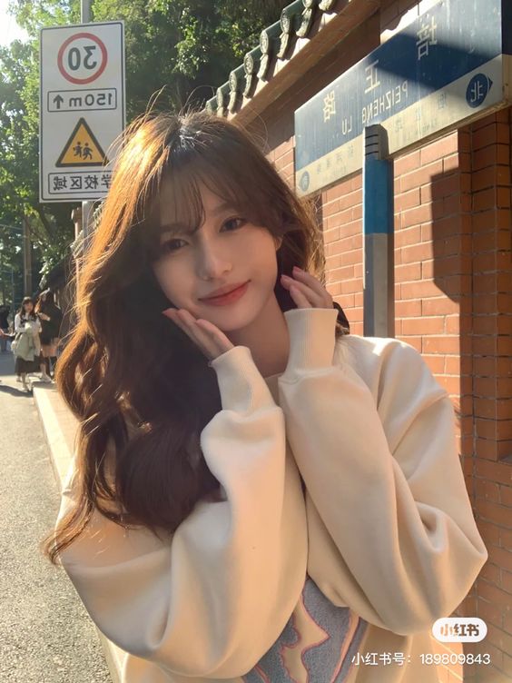 4、发尾捏上护发素