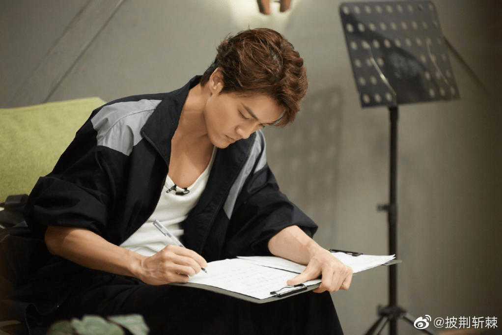 而且在五公秀舞台上，吴克群也会一个人单独Solo演出他的最新单曲《夸父逐日》。 