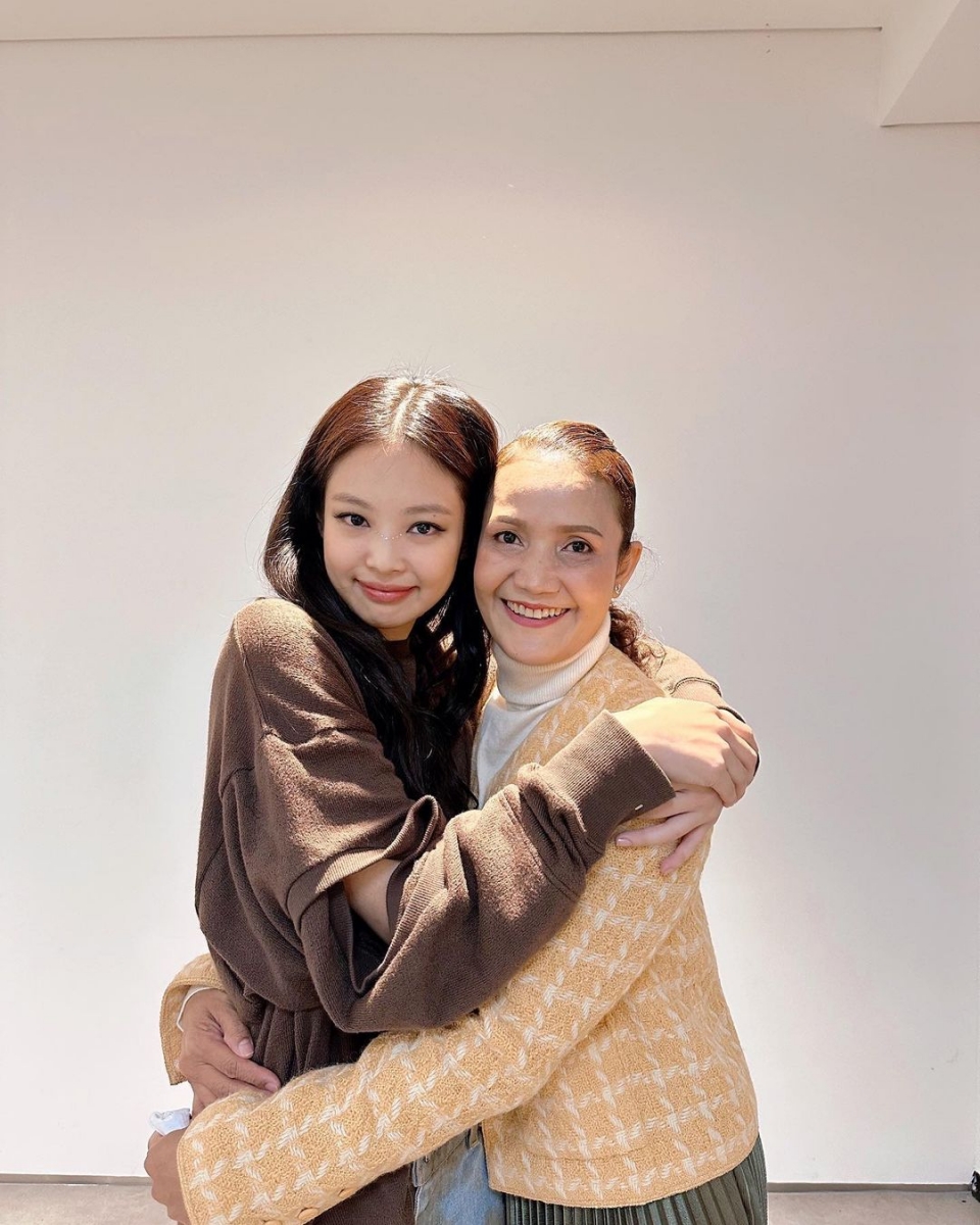 这搞笑一幕看得粉丝们笑问:「Jennie 是否以为那个是自己妈妈,忘记了是 Lisa 的妈妈?」