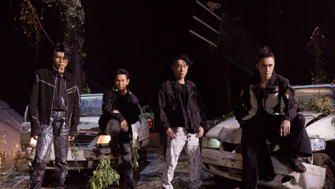 陈小春部落第二个出场，杜德伟、陈小春、李承铉、仁科带来《寒鸦少年》舞台。