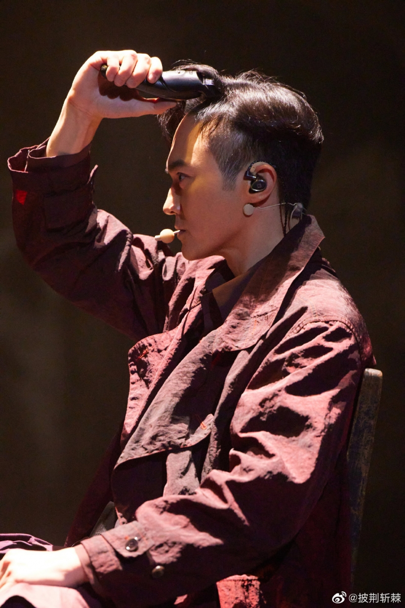 陈小春阵营虽然在上半场落后几分,但在下半场居然使出必杀技「现场剃头」