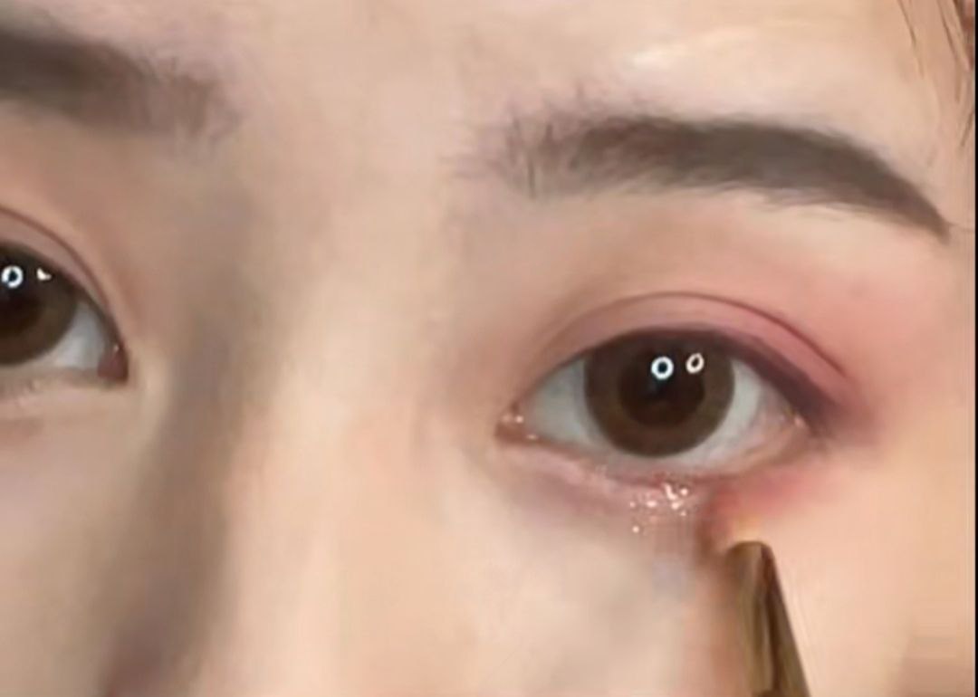 金色亮片点涂在眼球正下方