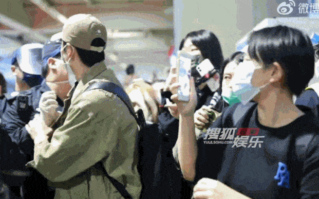 但连续参加两季都没有大火，反倒因为“劝架”登顶热搜，出圈方式不得不说实在太奇特了。