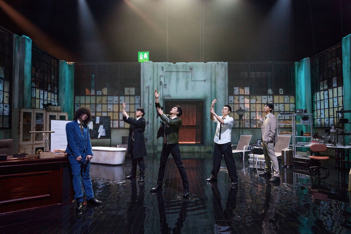 整个舞台呈现出一种如梦如幻的非真实场景。