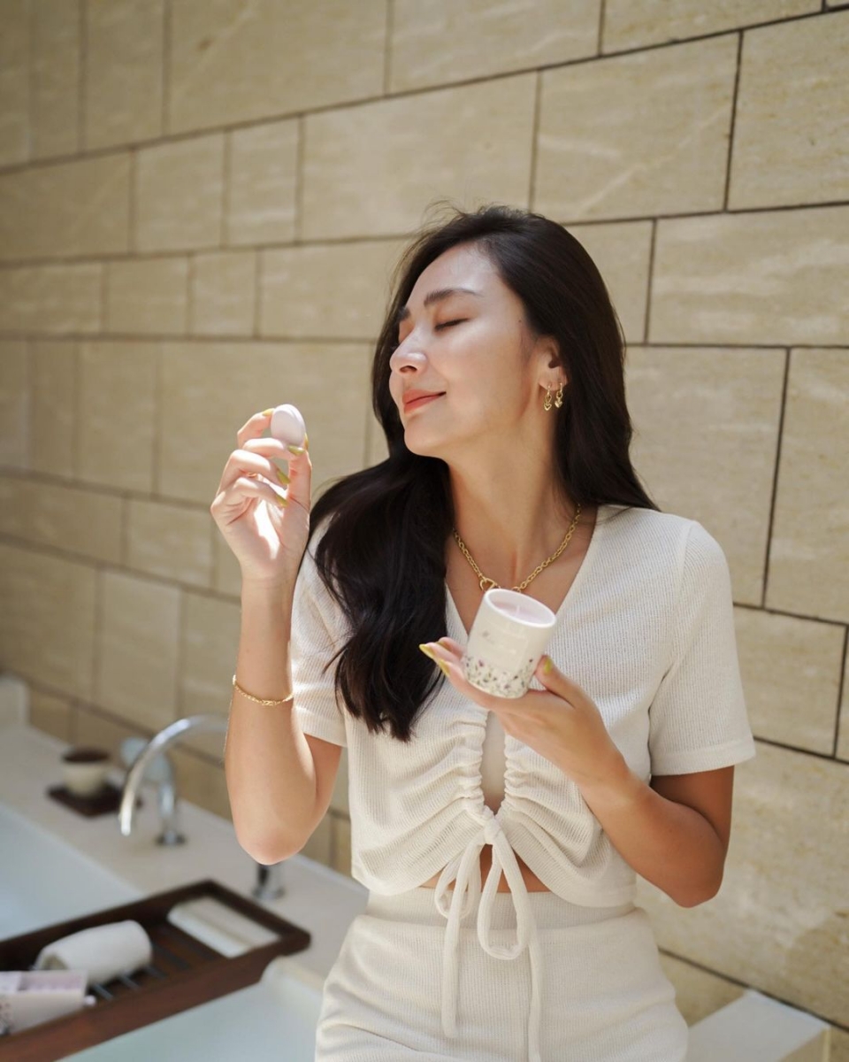 黄黑皮女生可以选择暖白色的衣服,更显气色