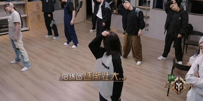 可是他也担心《一起摇摆》的舞台,所以他趁着休息的时间去看大家的排练成果。