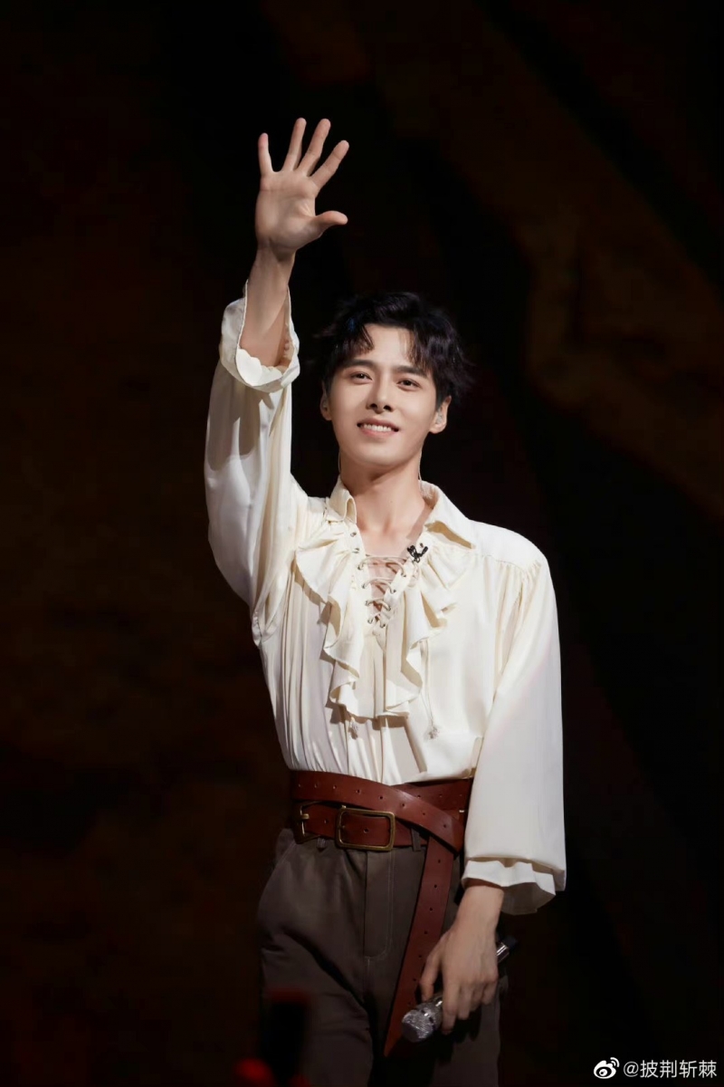 方逸伦不仅一公早早被淘汰，成团夜也没法“露脸”，更有网友说他这一季《披哥》是参加了个寂寞。