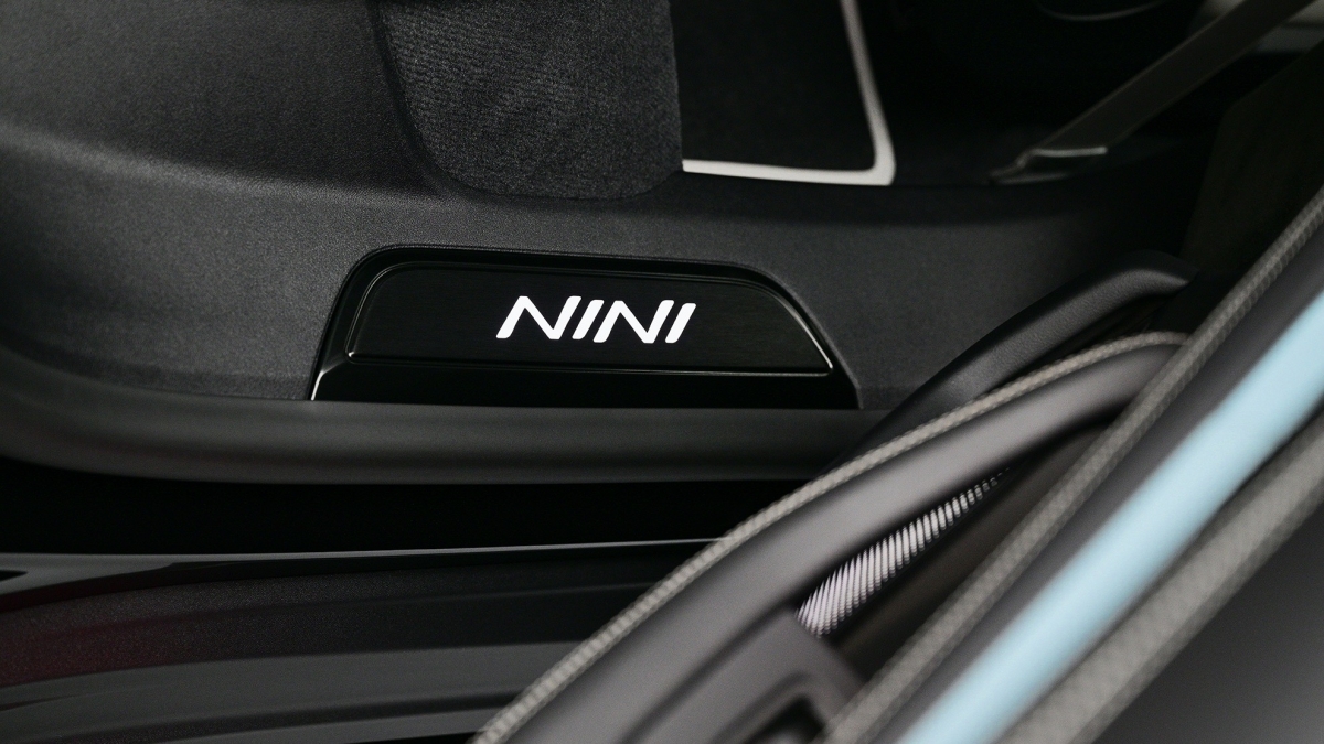 车后们还特别印上 Jennie 昵称「NiNi」