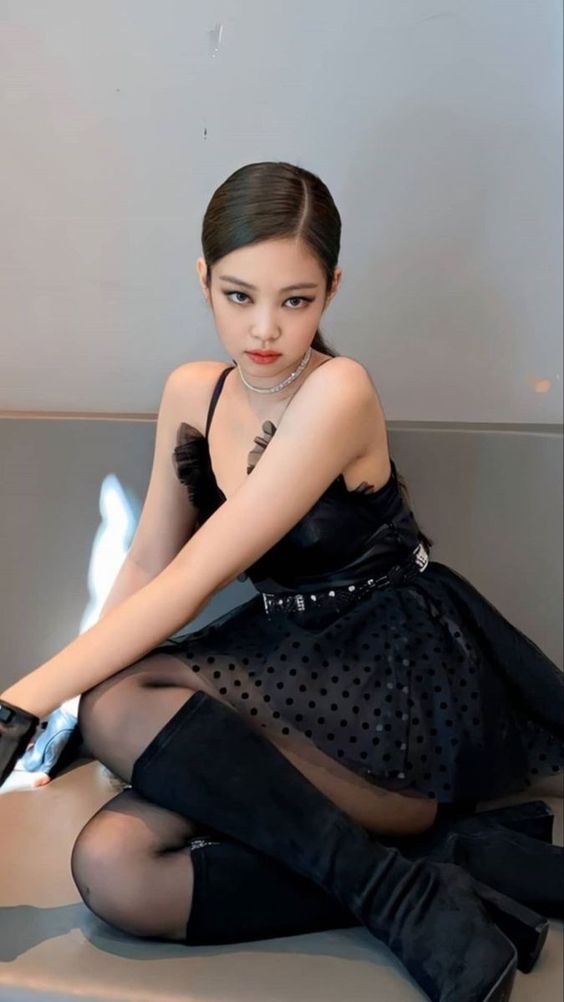 黑色系穿搭技巧：清透亮泽