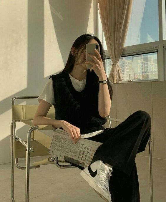 叠穿阻断黑色单品的大面积连接，看起来更有层次