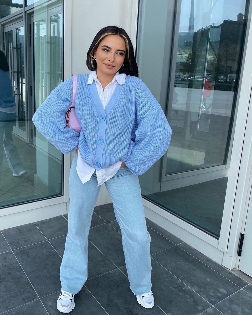 浅蓝色给人感觉清新明亮,有显白和减龄效果