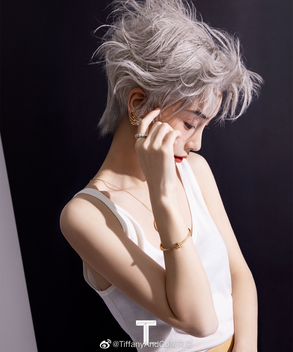 最近Angelababy以一头银白色凌乱短发造型示人，展现出一种冷艳高级的“撕漫感”，让人眼前一亮