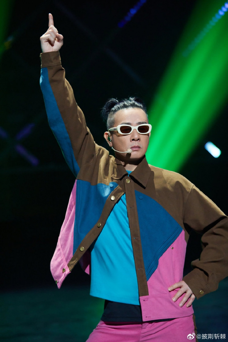 通过公演舞台一次又一次回击了网友们对他们不友好的质疑声。