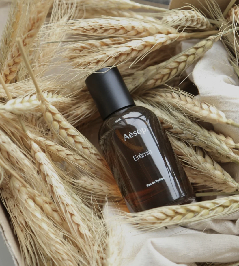 会让人联想到潮湿森林的木调香水,香味还是属于比较清新的,适合女生们使用!