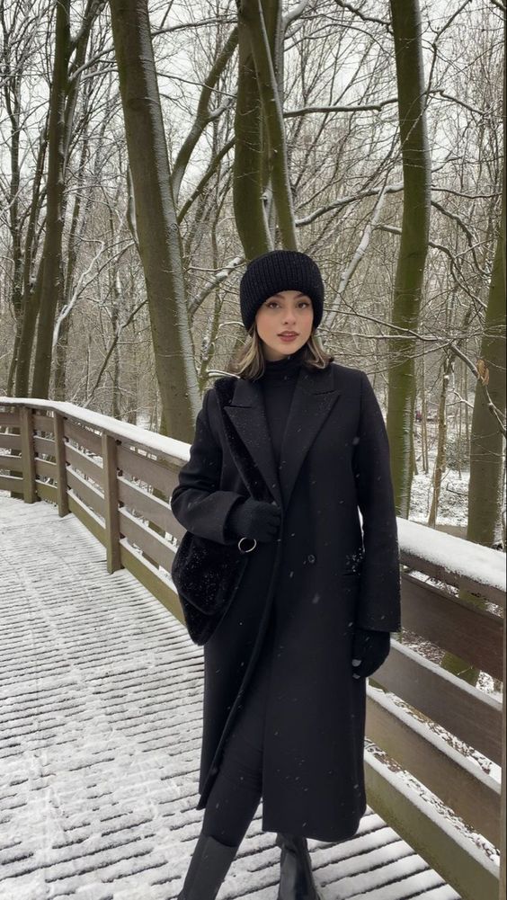 一身全黑的搭配较无亮点，容易被淹没在人群中