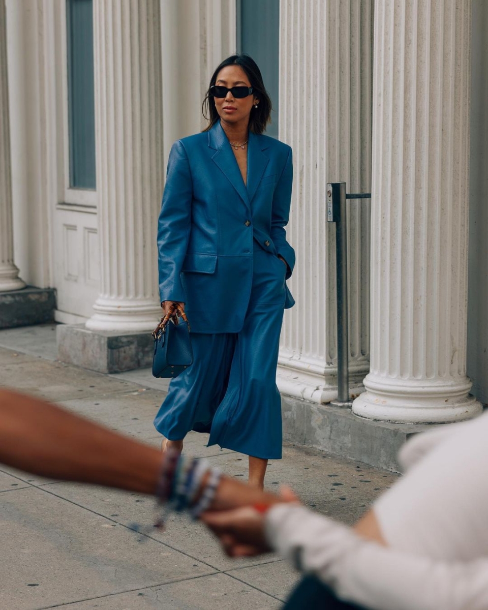 相反,高饱和度蓝色就会显得肤色更黝黑