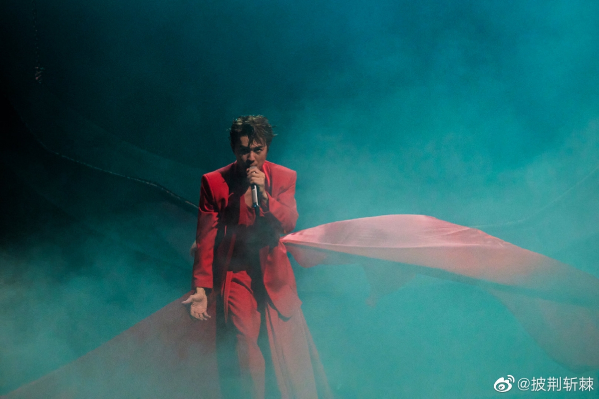 至于在五公之前就备受议论的吴克群Solo舞台《夸父追日》表现比想象中要好许多。