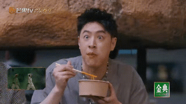 每次镜头一转,几乎都可以发现他无时无刻都在“吃吃吃”的模样~