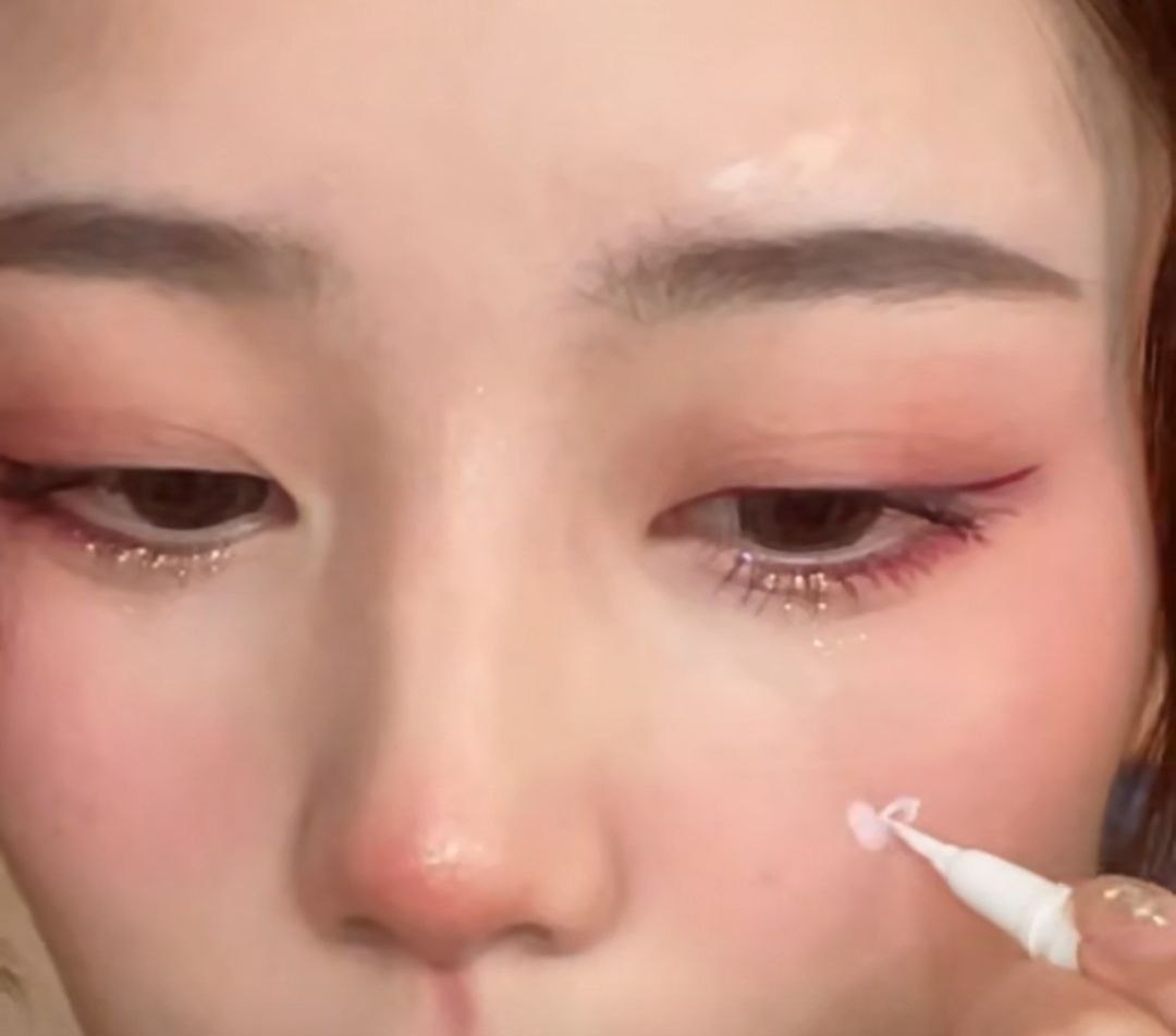 用白色眼线笔画上爱心点缀