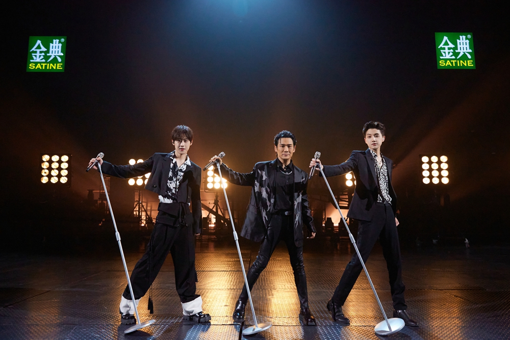 还记得他与杜德伟、范世錡合作全英文唱跳《Just like fire》 表现得非常出彩