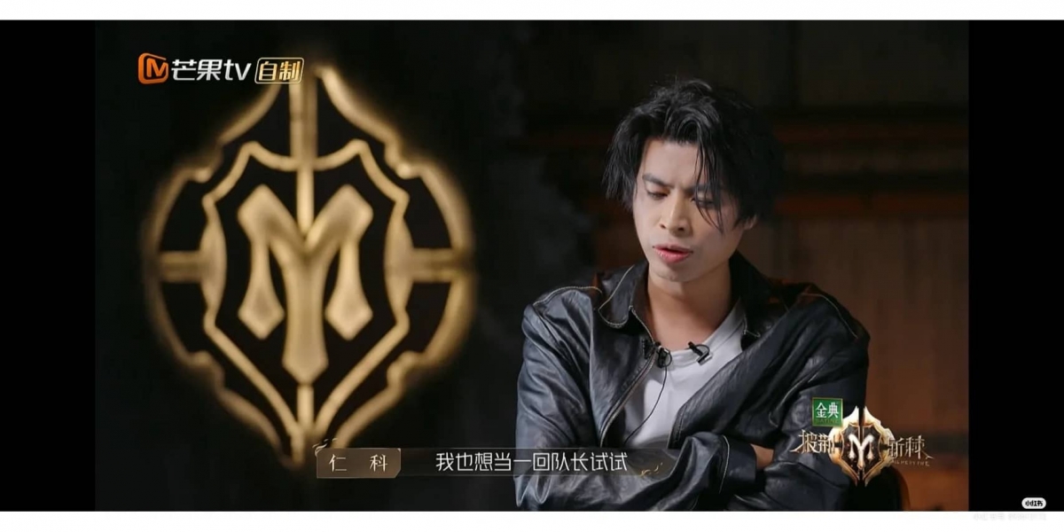 只不过仁科见到张智霖把队长让给陈小春,心里也萌生当队长的想法