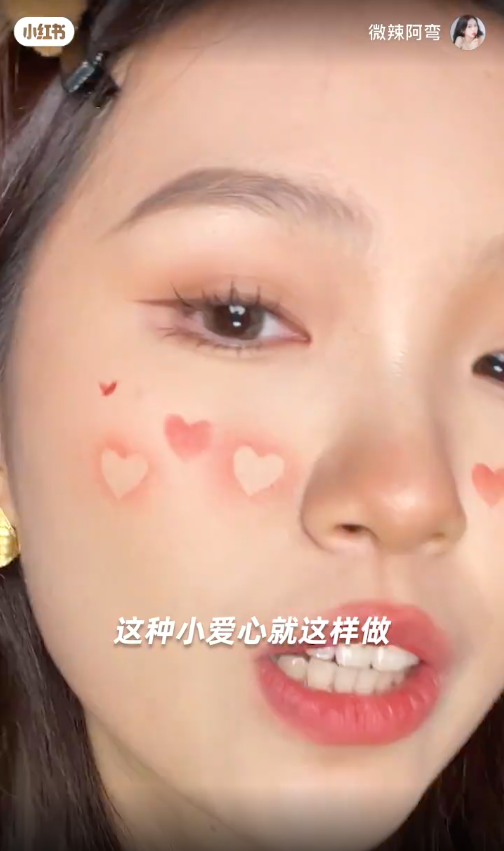 在脸上稍微按一下再拿开,之后换一个角度在同样的位置,再按一下