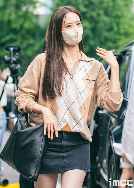 为了减少口罩对皮肤的污染,允儿会勤劳更换新的口罩