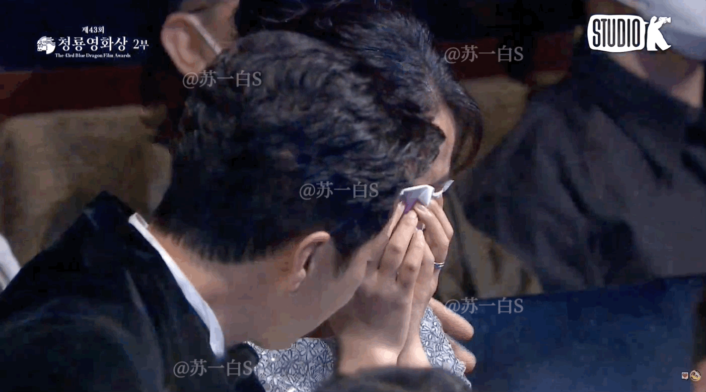 而坐在一旁的朴海日见状,也立马温柔轻拍汤唯的肩膀给予安慰