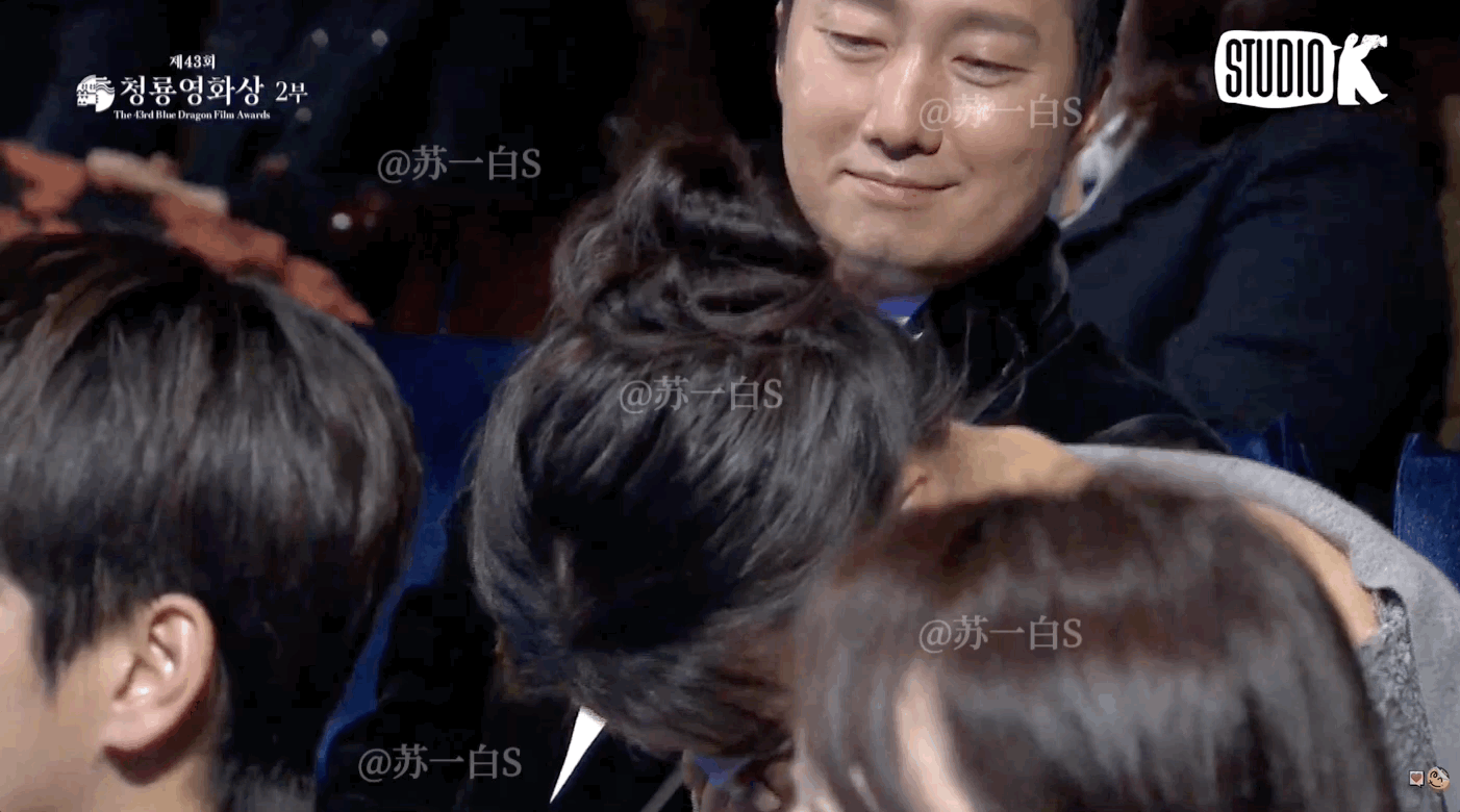 坐在台下的汤唯似乎再次回到电影里的情绪和氛围里,忍不住以面纸掩面哭泣。