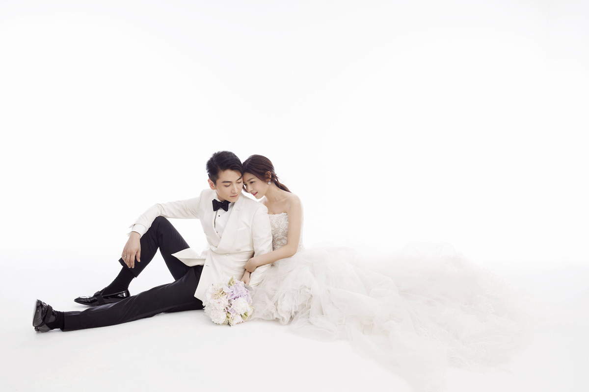 他努力给自己心爱的女孩幸福,给了她一场盛大的婚礼。