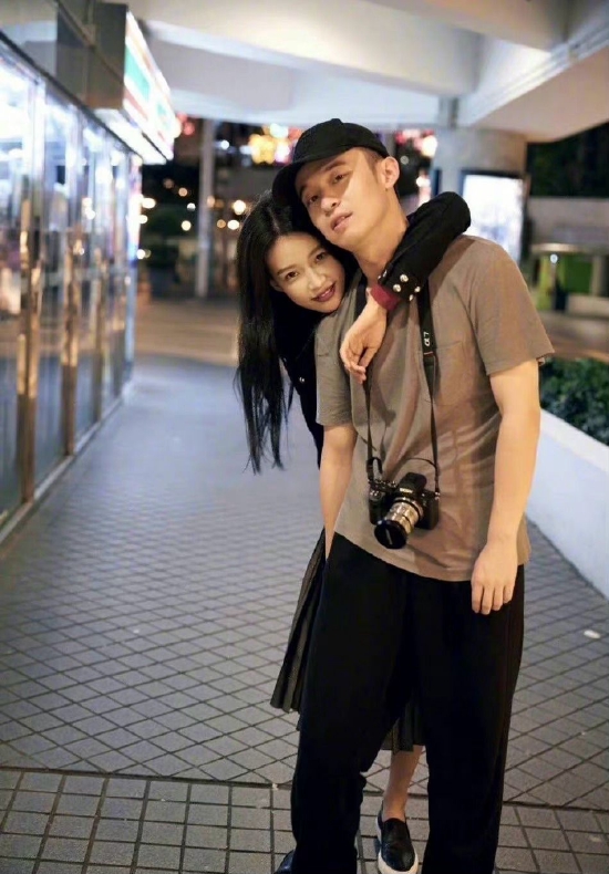 我们两个在一起就是纯粹感情的事情,我们的工作还是各自做自己的