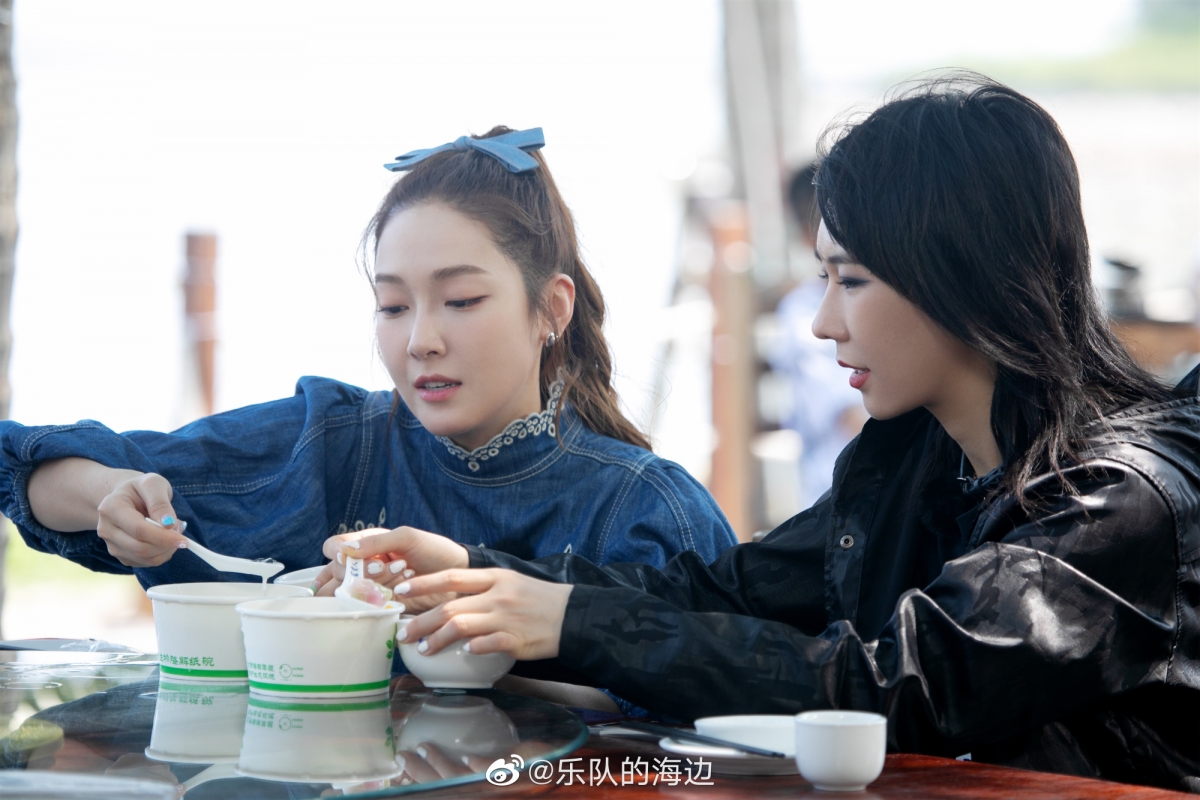 入场后姐姐们分工明确，任劳任怨，迅速开启“营业模式”。