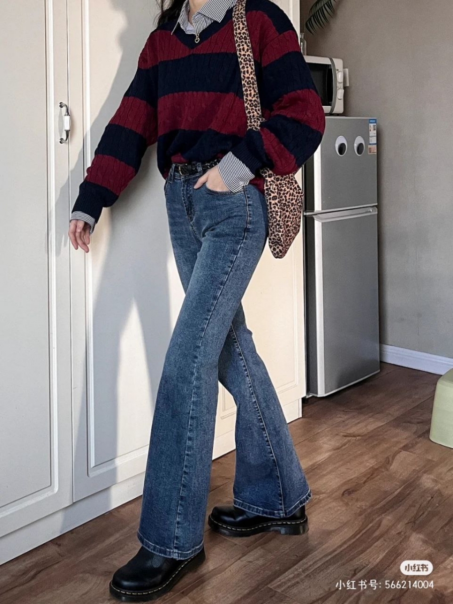 「微喇牛仔裤」搭配范例:搭配红色毛衣会有很出彩的复古效果