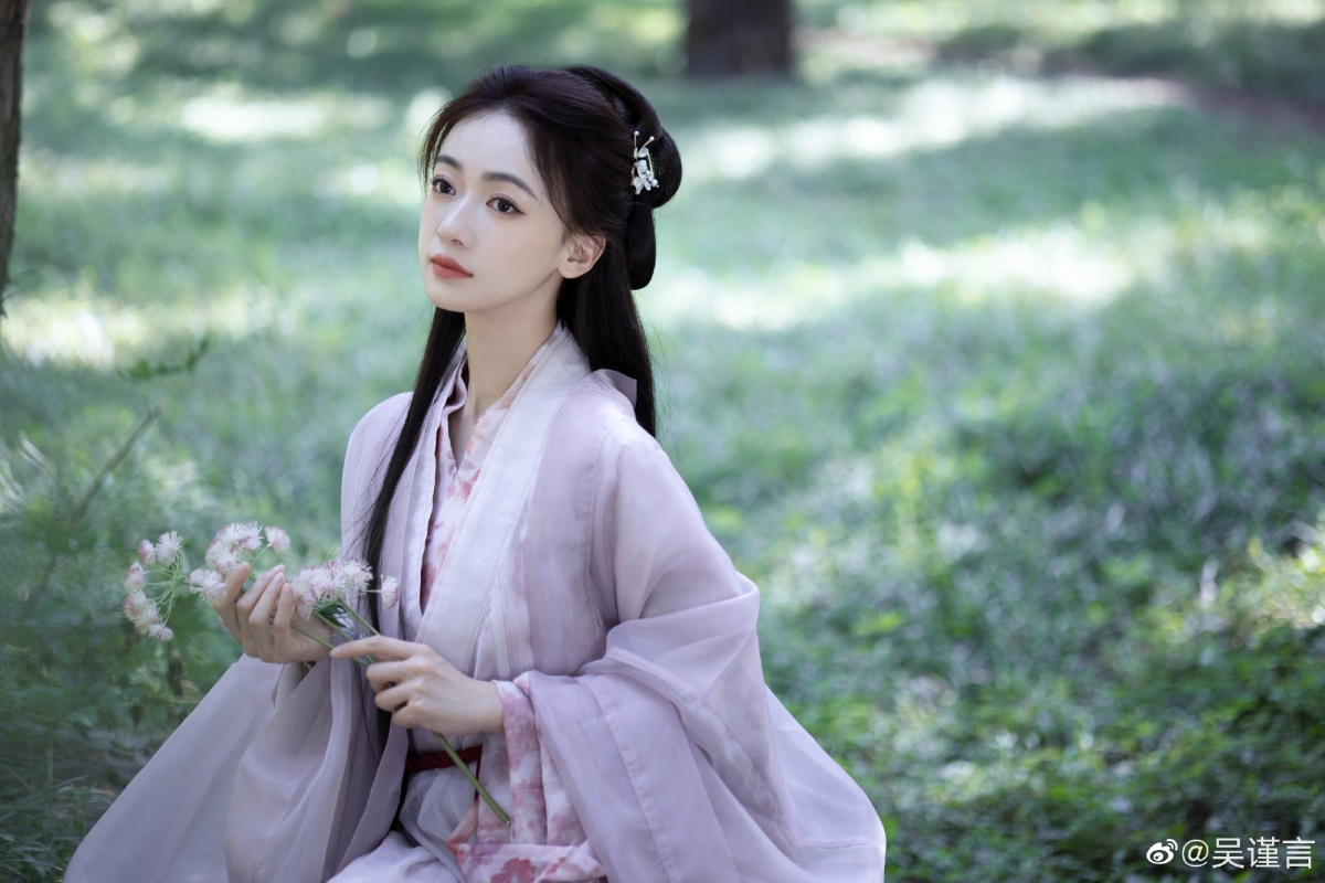 吴谨言近日在微博写下「青衫烟雨客,似是故人来」,并分享最新写真